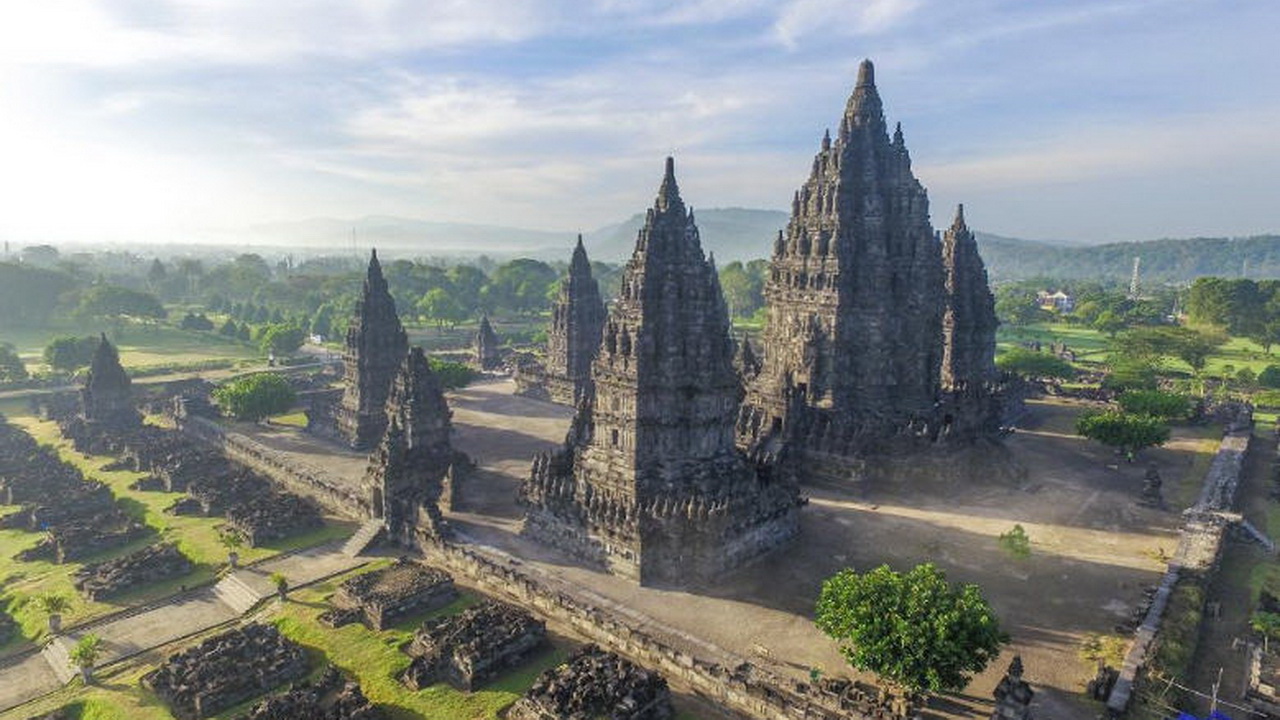 Mengunjungi Candi Prambanan